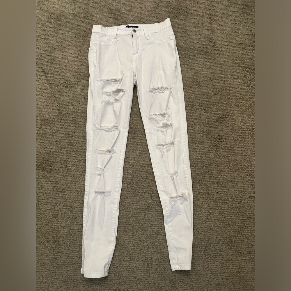 White distressed jeans